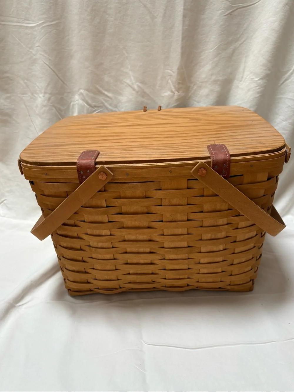 Longaberger Large Picnic Basket with Lid model 18122 in Light Brown